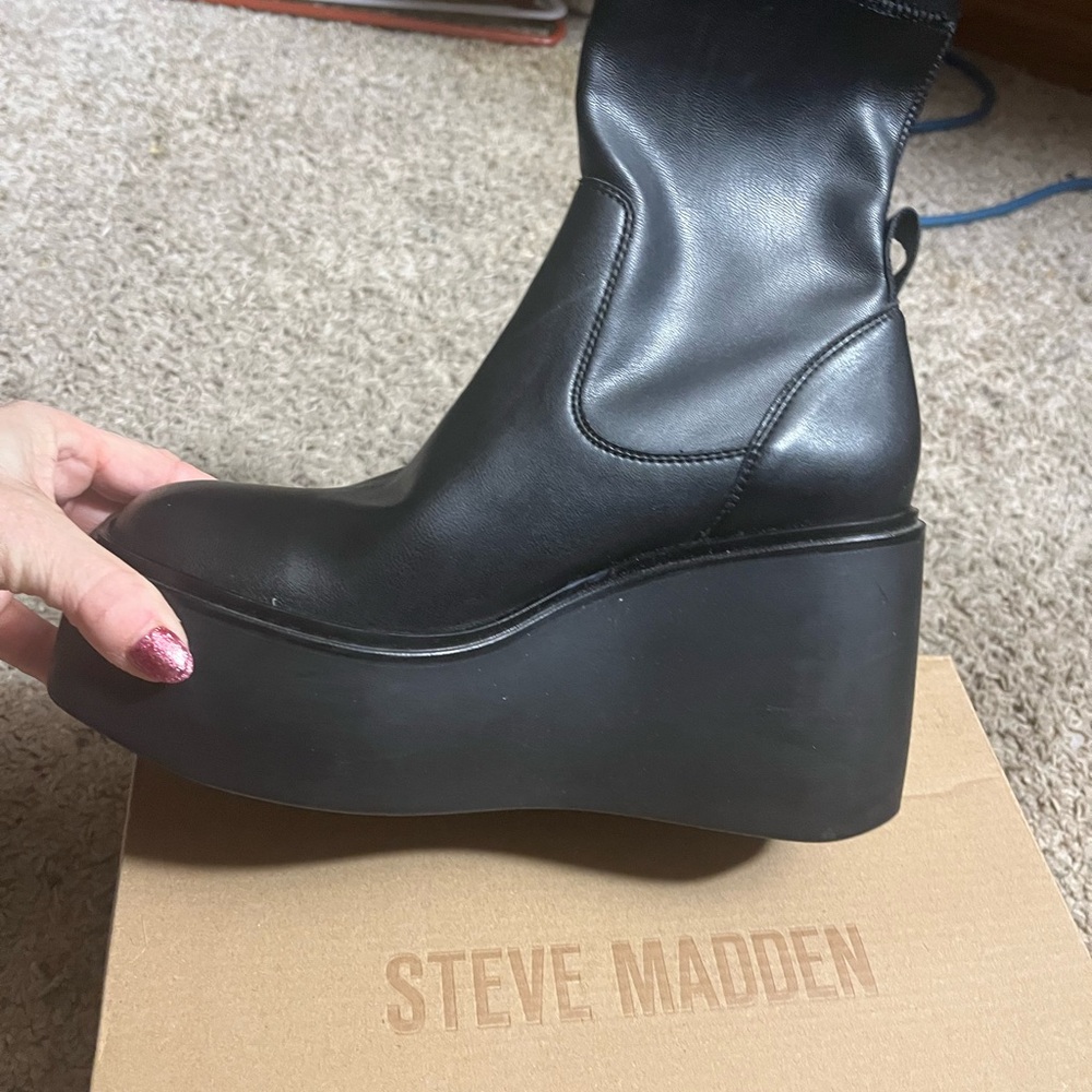 STEVE MADDEN BLACK LEATHER WEDGE BOOTIE